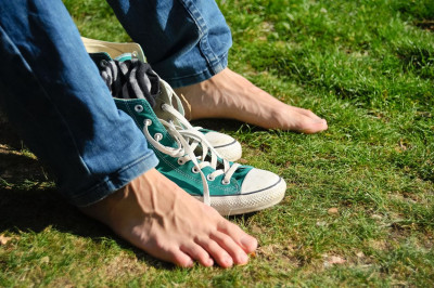 Kaki Berkeringat Bikin Bau dan Malu? Ini Tips Mengatasinya!